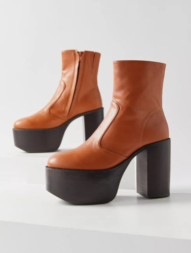 70s style clothing: UO Platform Boots in brown